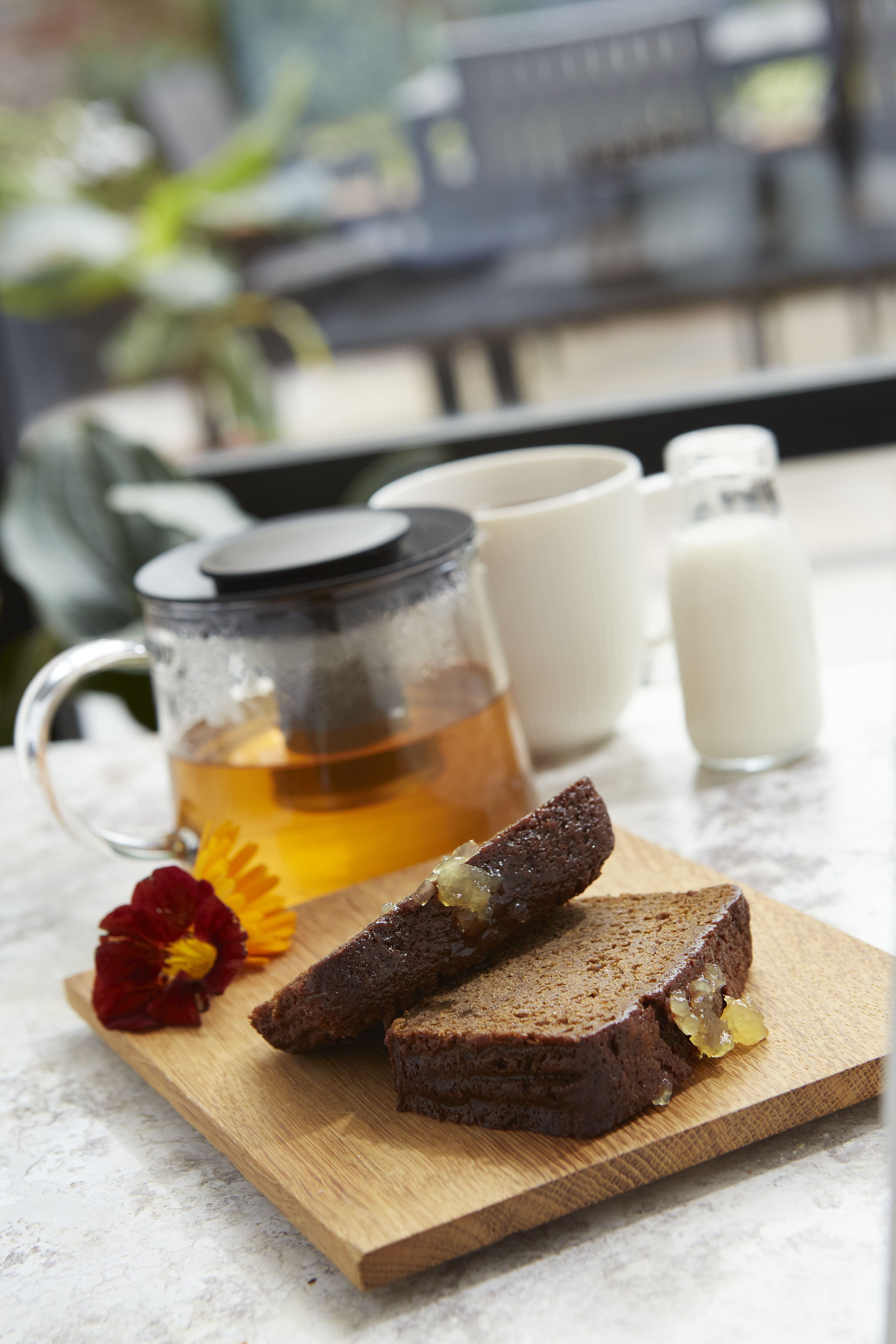 Ginger cake with a pot of tea
